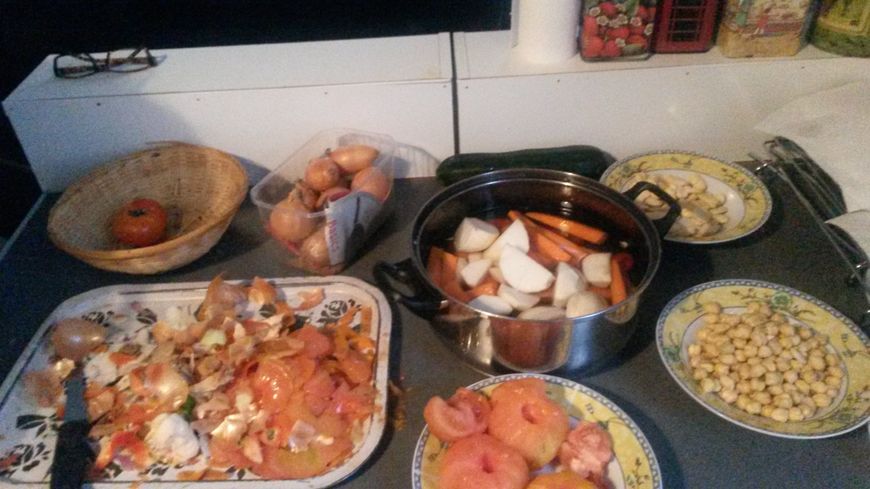 Préparation du couscous en famille