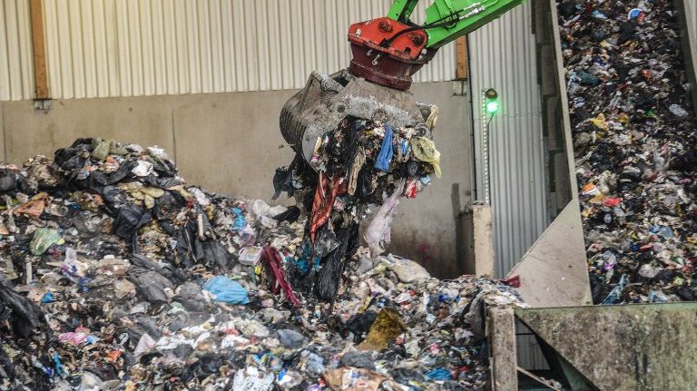 Une grue transporte des déchets le 9 décembre 2016 à l'Unité de Tri valorisation Matières et Energies (TVME), nouvelle installation d'élimination des déchets inaugurée à Henin-Beaumont.