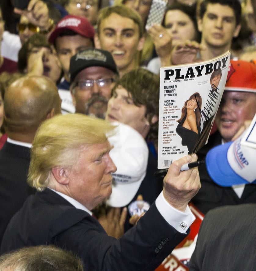 Le candidat républicain Donald Trump, après avoir signé un autographe sur la couverture d'un magazine "Playboy"