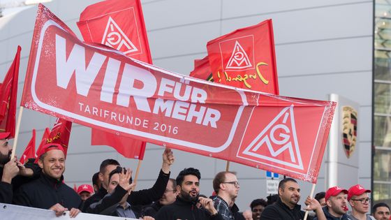 Manifestations de salariés allemands du secteur automobile pour demander des augmentations de salaires en mai 2016 ©AFP - Deniz Calaga