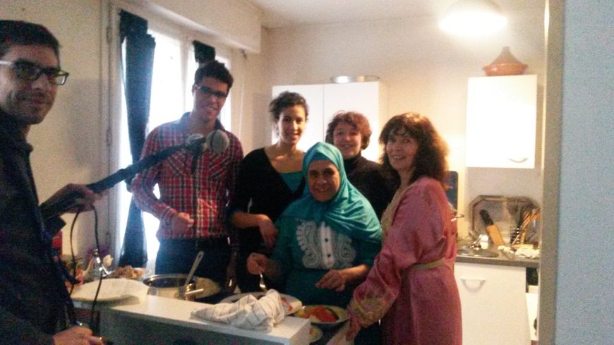 L'équipe de tournage au complet : Fabien Gosset, Mohammed et Bakhta, Christine Robert, Khadra et France Jolly