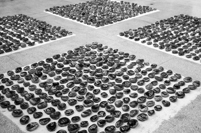 Offrande du mandala, 1995-2009 Ensemble de 1000 portraits de Tibétains Tirage au bromure d’argent émulsionné sur cailloux, village de Shangyuan, Pékin