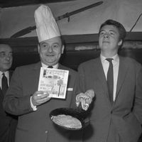 Goscinny et Sempé posent après avoir reçu le Prix Alphonse Allais de l'humour pour leur oeuvre "Le petit Nicolas et les copains" à Paris en 1964.