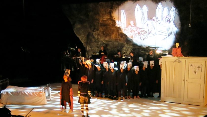Opéra-de-Paris-Bastille, jeudi 26 janvier 2017, sur la scène... “Rose & Rose” comédie musicale par 40 adolescents-chanteurs du CRÉA d'Aulnay-sous-Bois
