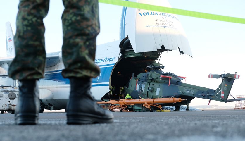 Un hélicoptère NH 90 de la Bundeswehr, destiné à intervenir au Mali le mois prochain, est chargé dans la soute d'un Antonov AN 124 à l'aéroport de Liepzig.