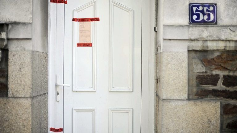 Une photo prise le 23 avril 2011 à Nantes montrant les scellés sur la porte d’entrée de la maison familiale des Dupont de Ligonnès