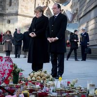 La chancelière allemande Angela Merkel et le président français François Hollande déposent des fleurs sur un mémorial de fleurs et de bougies pour les victimes de l'attaque du marché de Noël de Berlin le 27 janvier 2017