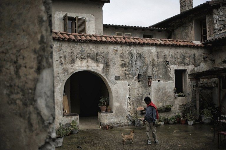 Histoire AFP racontée par Claudine Renaud : un enfant joue dans la cour de Françoise Cotta, une française qui a hébergé en octobre 2016 à Breil-sur-Roya des migrants arrivés illégalement d’Italie
