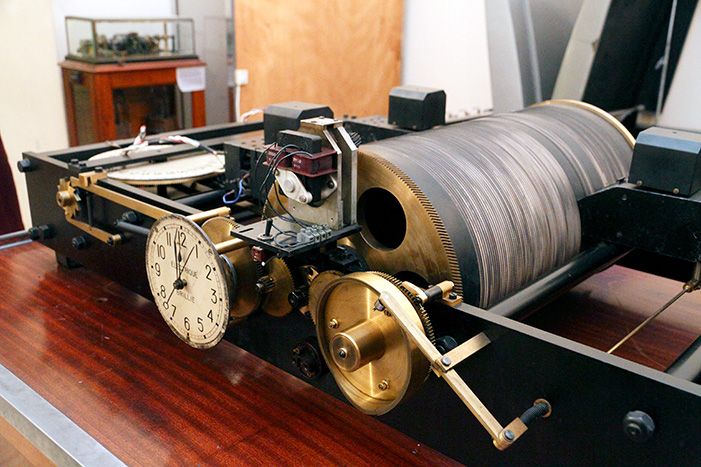 La première horloge parlante. Le cylindre central a trois bandes : la première pour les heures, la seconde pour les minutes, la troisième pour les secondes.