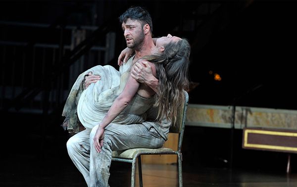 Euridice dans les bras d'Orfeo, dans une mise en scène de Michael Boyd, au Royal Opera de Londres (2015). Sombre présage que le choix de ce mythe par Monteverdi, car l’achèvement de l’Orfeo coïncide, en 1607, avec la mort de sa femme Claudia.