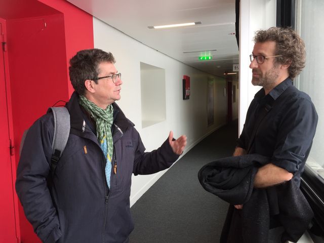 Dominique Sagot-Duvauroux et Olivier Culmann poursuivent leur échange à la sortie du studio...