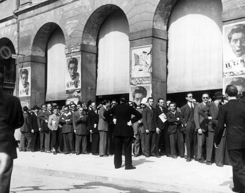 Une file d'attente devant le théâtre de la Scala à Milan en 1946