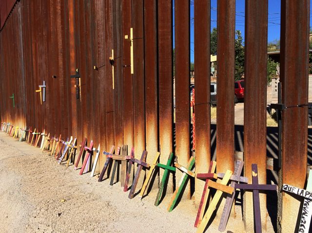 Des croix le long de la frontière coté mexicain à Nogales en l'honneur des morts dans le désert en tentant de traverser.