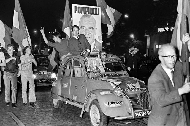Supporters de Georges Pompidou sur les Champs-Elysées au 2e tour, 15 juin 1969