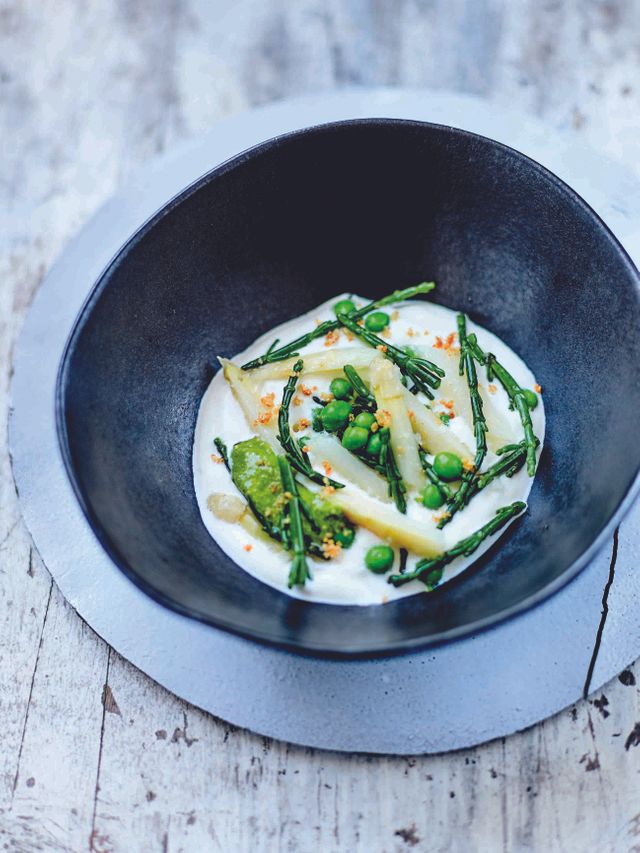 Salicornes - asperges blanches, recette extraite de Cuisiner la mer : 70 espèces et 90 recettes de Gaël Orieux avec le concours de Julien Bouré