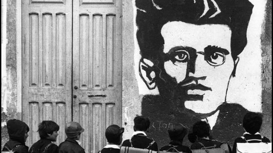 Des écoliers regardent un portrait peint d' Antonio Gramsci sur un mur en 1975 ©AFP - LEEMAGE