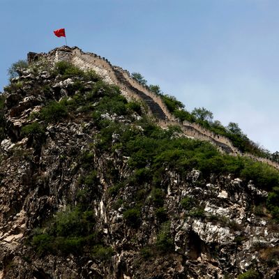 Drapeau de la République Populaire sur une portion de la Grande Muraille de Chine à Luanling, district de Huairou.