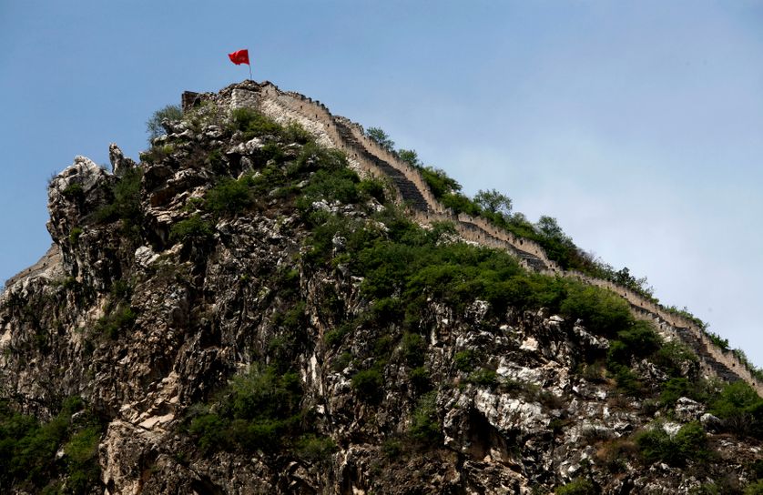 Drapeau de la République Populaire sur une portion de la Grande Muraille de Chine à Luanling, district de Huairou.