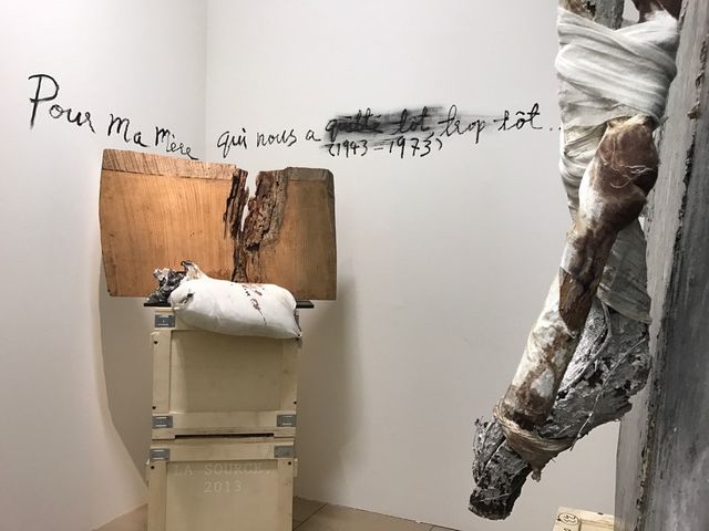 La source, 2013. Portrait de l'auteur à 8 ans. Installation mixte de photographie.