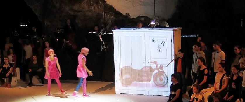 Opéra-de-Paris-Bastille, jeudi 26 janvier 2017, sur la scène... “Rose & Rose” comédie musicale par 36 adolescents-chanteurs du CRÉA d'Aulnay-sous-Bois