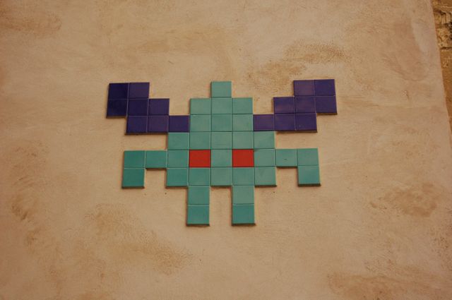 L'un des Space Invaders « PA_553 » à l'angle des 72 bis et 72 ter rue des Martyrs à Paris