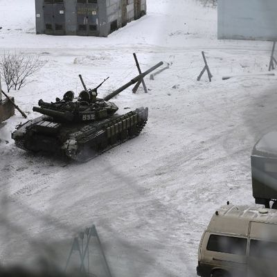 Un tank des forces ukrainiennes stationnant dans la ville d'Avdiivka, située juste au nord de Donetsk qui est aux mains des rebelles pro-russes, Ukraine, le 2 Février 2017.