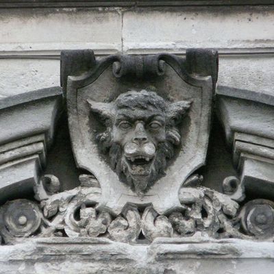 Tête de loup garou sculptée, bd Denfert-Rochereau, Cognac, Charente, France.
