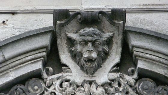 Tête de loup garou sculptée, bd Denfert-Rochereau, Cognac, Charente, France. - Par Père Igor (Travail personnel) , via wikimédia commons
