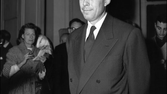 Photo datée du 17 octobre 1957, de l'écrivain français Albert Camus à qui l'Académie suédoise vient d'attribuer le Prix Nobel de littérature. ©AFP - STF