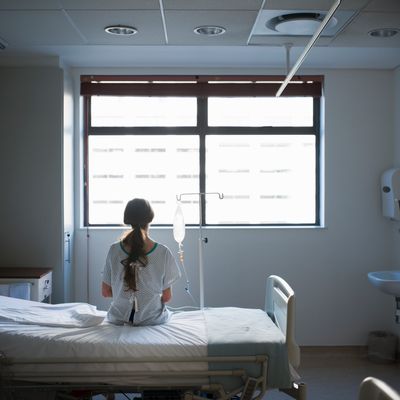 Pour certains professionnels de santé, la suppression de l'AME, en dissuadant les migrants d'avoir accès aux soins, exposera la population à des pathologies graves comme le choléra, la rage ou le typhus.