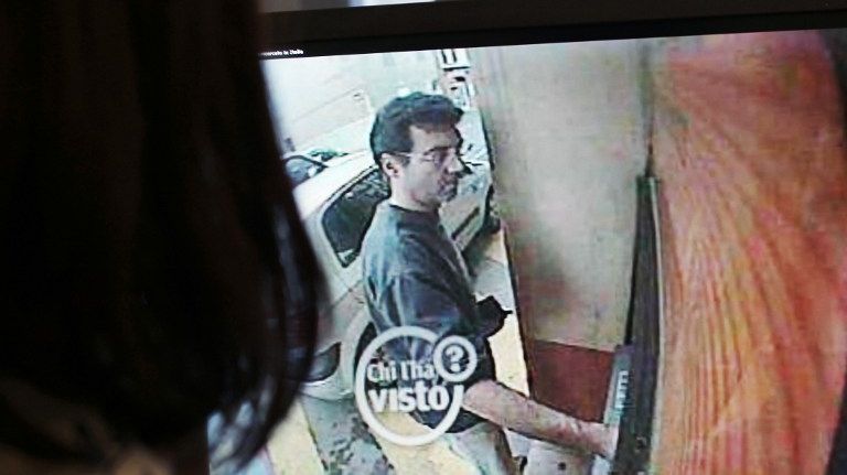 Photo prise le 11 mai 2011, à Paris, montrant une femme regardant sur un écran une image prise d’une camera de surveillance montrant Xavier Dupont de Ligonnès