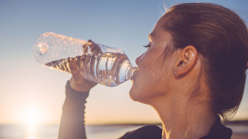 Quand on pratique un jeûne, il est nécessaire de boire au moins au minimum trois litres de liquide par jour