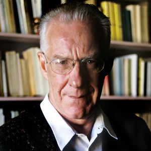 Portrait d'Alain Badiou en 1998.