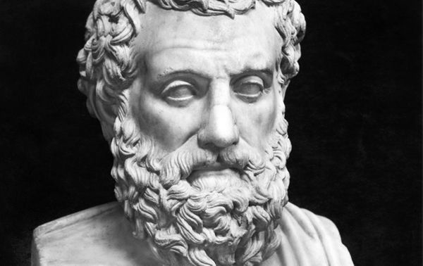 Dans la tragédie grecque – dont Sophocle (ci-dessus représenté) est l’un des principaux auteurs – on distinguait déjà les protagonistes des chœurs, et les scènes parlées des passages chantés.