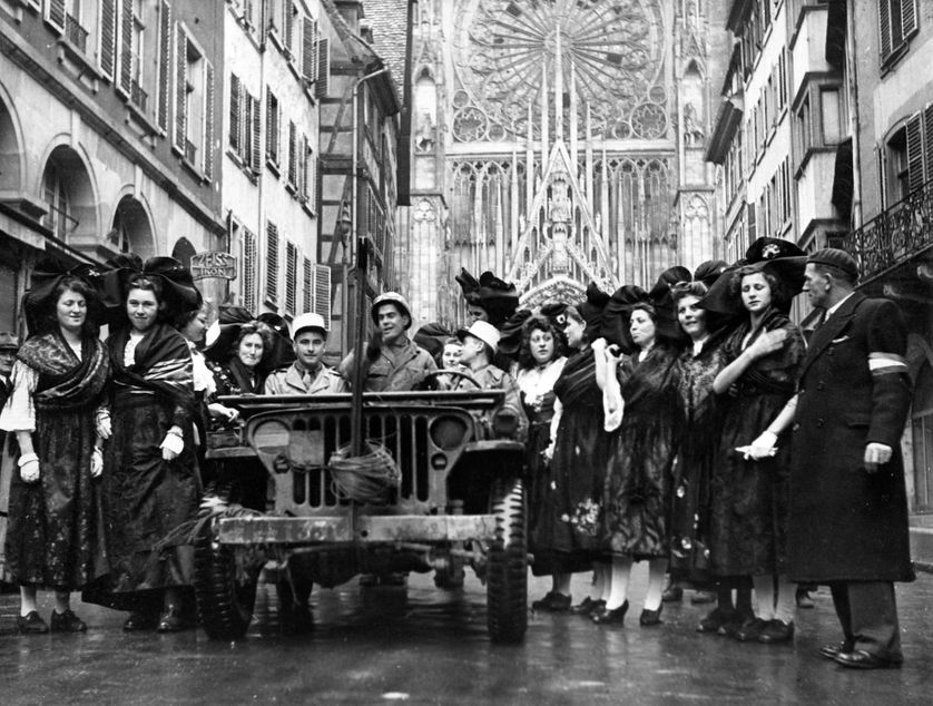 Soldats français à Strasbourg le 28 novembre 1944. La ville ayant été libérée le 22 novembre par la 2e division blindée