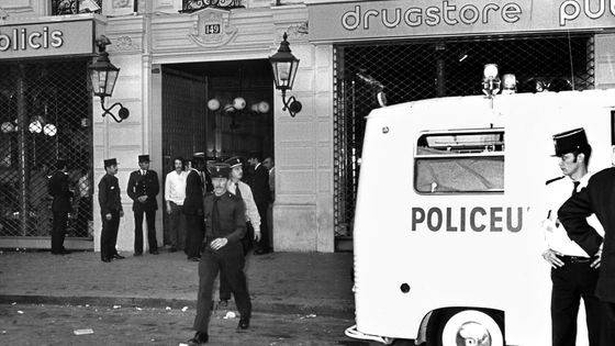 Photo prise le 15 septembre 1974 à Paris, de policiers s'affairant après l'attentat contre le drugstore Publicis Saint-Germain ©AFP - STF