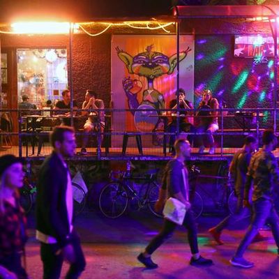 Des passants dans quartier RAW, un quartier en vogue à Berlin en Allemagne.