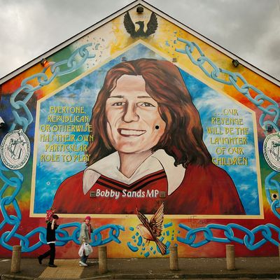 Portrait de Bobby Sands sur le mur d'une maison à Belfast