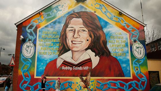 Portrait de Bobby Sands sur le mur d'une maison à Belfast ©Getty - Peter Macdiarmid