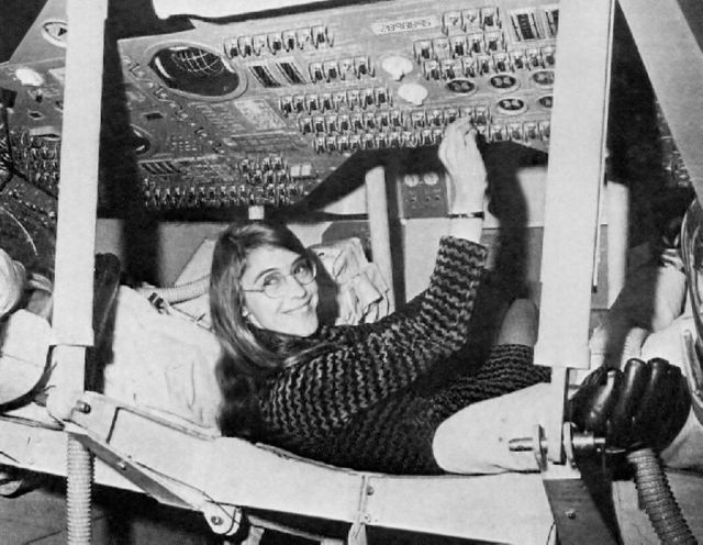 Margaret Hamilton, ingénieur logiciel pilote de vol Apollo, dans le module de commandement Apollo.
