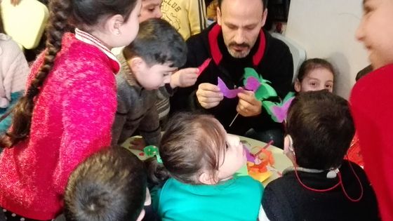 Dans le centre d'accueil Al Farah à Istanbul, les enfants syriens fabriquent des papillons pour s'envoler sur leurs ailes ©Radio France - Marie-Pierre Vérot