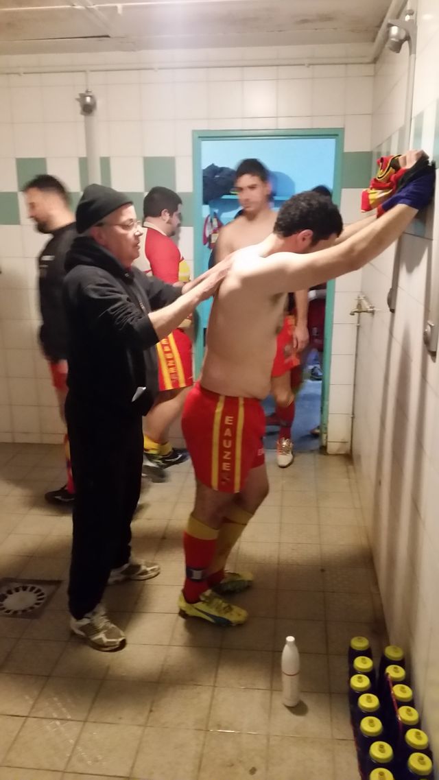 Dans les vestiaires, la préparation des joueurs du club d'Eauze