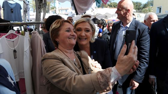 Marine Le Pen visite le marché de Six-Fours-les-Plages, le 16 mars 2017 ©AFP - Franck PENNANT