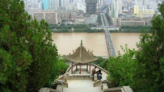 Le fleuve Jaune à Lanzhou, vu depuis la colline de la grande pagode blanche. - Wikicommons