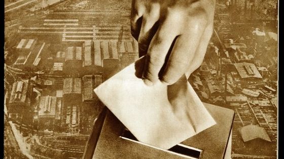 Une main glisse une enveloppe dans une urne de vote: "la Sarre a vote", depuis 1920, ce territoire est administre par la Societe des Nations et plebiscite en janvier 1935 son rattachement au troisieme reich allemand. ©AFP - Leemage