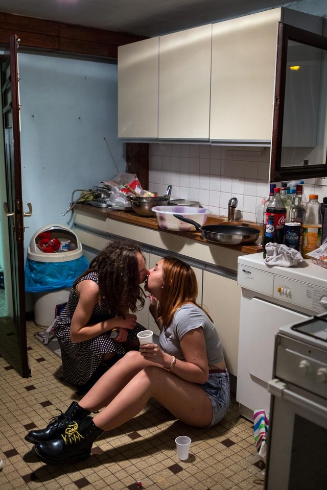 Maïssa embrasse Adélina dans la cuisine, le jour de ses 18 ans.