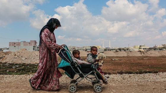 Hawla Shafi, veuve syrienne originaire de Raqqa, réfugiée à Sanliurfa en Turquie avec ses enfants ©AFP - HALIL FIDAN / ANADOLU AGENCY