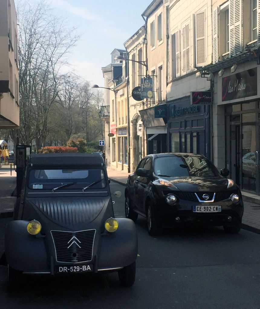 Contraste automobile dans une rue de cette ville longtemps marquée une base de l'US Air Force, qui a compté jusqu’à 7.000 militaires, plus leur famille et 4.500 employés civils