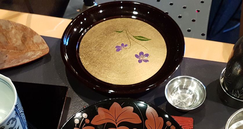 Assiette en laque, dorée en son centre, collection personnelle de Ryōko Sekiguchi
