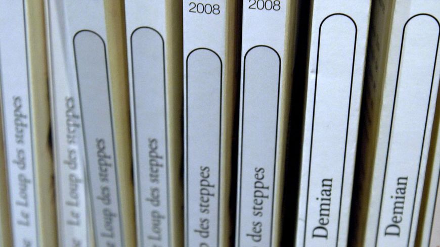 Des livres de poche des éditions Hachette sont rangés, le 22 octobre 2002, sur l'étagère d'une librairie à Caen.